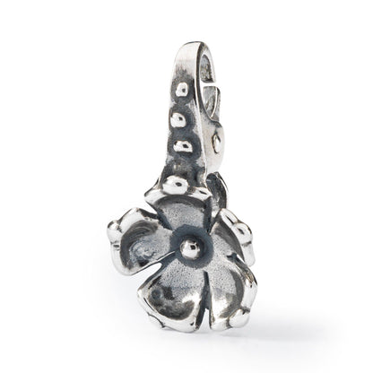Il pendente Fiore d'Autunno è realizzato completamente in argento 925 ed è composta da un piccolo gancetto adornato da murine e dall'altro lato un fiore aperto.