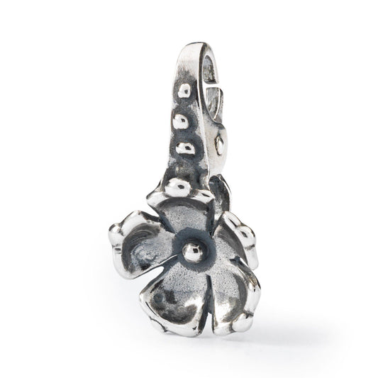Il pendente Fiore d'Autunno è realizzato completamente in argento 925 ed è composta da un piccolo gancetto adornato da murine e dall'altro lato un fiore aperto.
