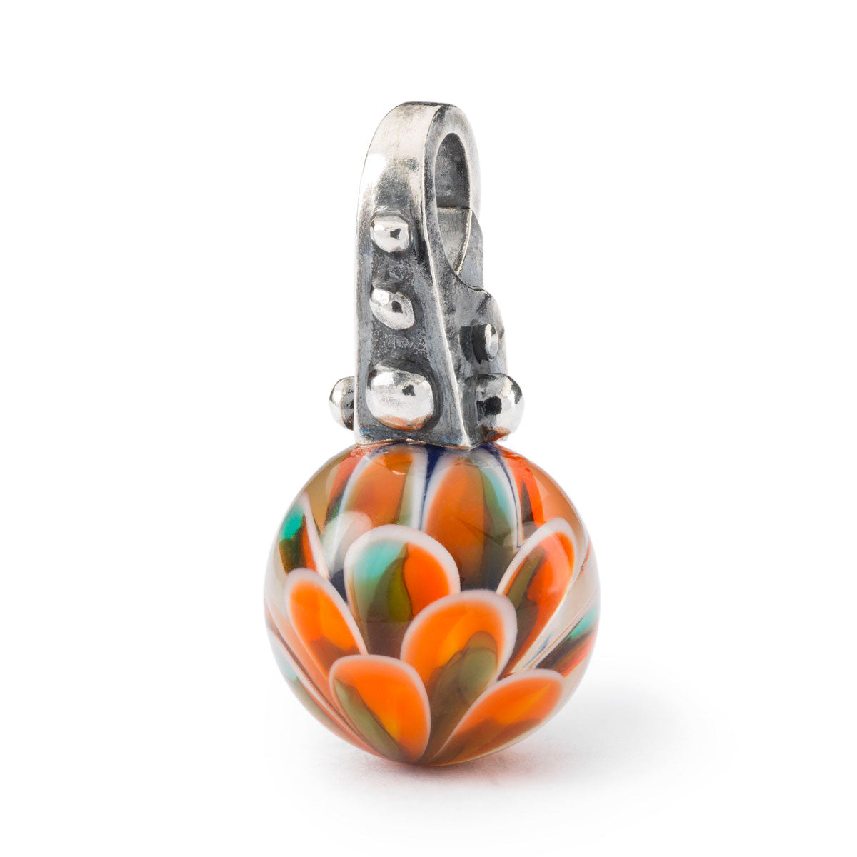 Foglie d'Autunno è composta da un piccolo gancetto adornato da murine in argento, invece dall'altro lato è incollata una sfera in vetro. I colori predominanti della pallina sono l'arancio, il marrone e il verde scuro. | TAGPE-00084