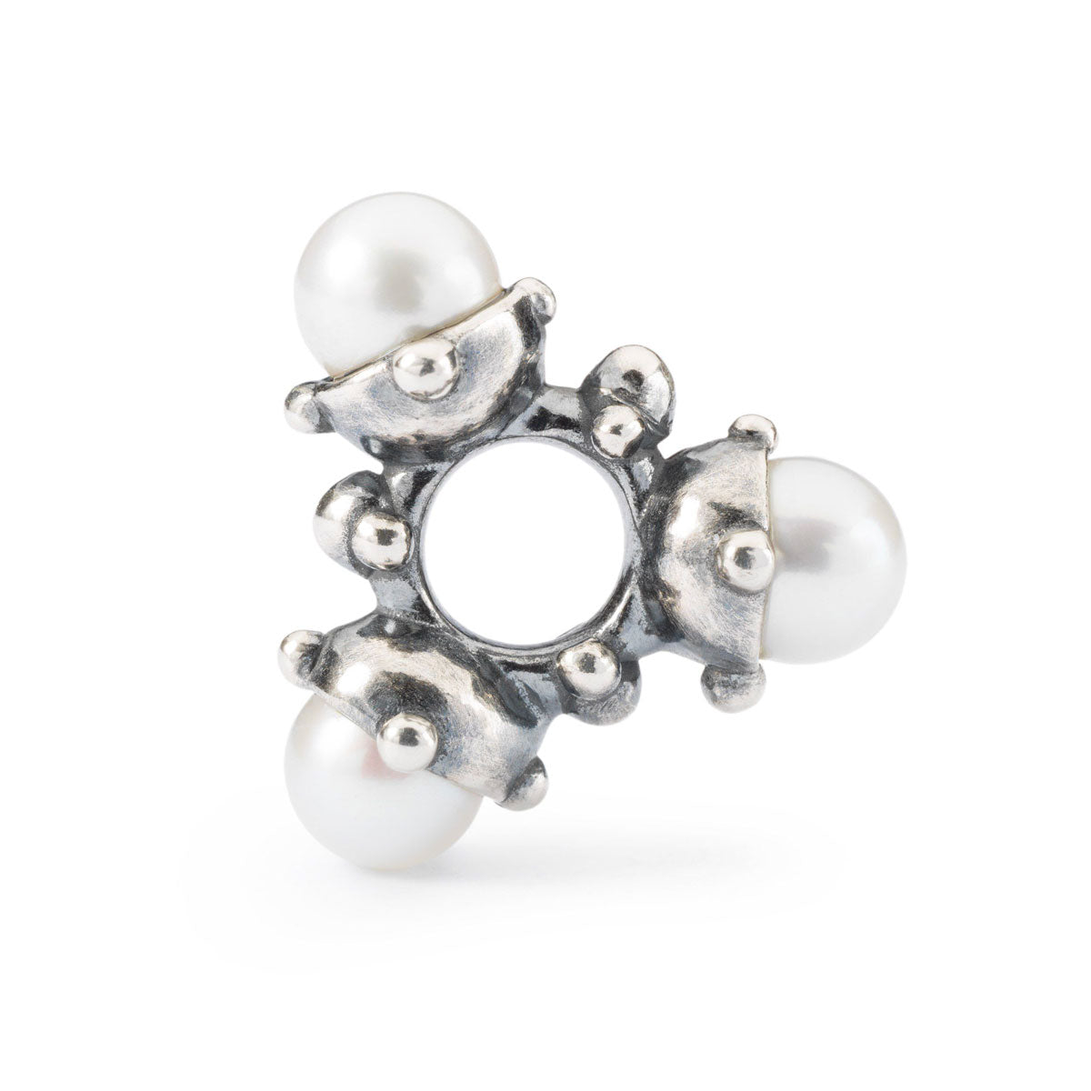 Perle di Luce﻿ è un beads in argento di medio-piccole dimensioni. La sua forma è simile a un triangolo dove su ogni angolo è incastonata una perla bianca tonda.