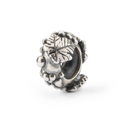 Lo Stop Allegria è un beads in argento Trollbeads su cui sono disegnate foglie del vigneto e chicchi dell'uva.