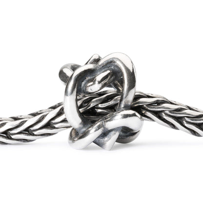 Beads Uniti per Sempre Trollbeads. Beads in argento 925. Realizzato interamente a mano. Cuori uniti tra loro che formano un cubo. Il suo significato è "Niente e nessuno potrà mai separarci". Inserito sul classico bracciale snake.