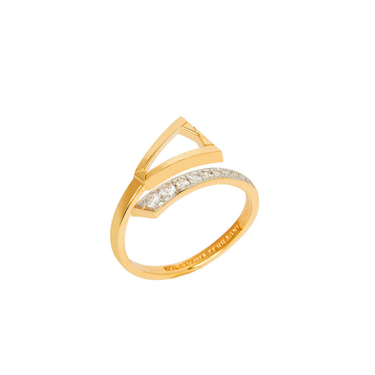 KAIA è l'anello modello contrarié placcato in oro e pavé di zirconi disegnato da Valentina Ferragni.