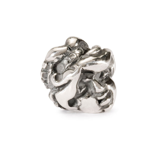 Il beads in argento Vergine Analitica raffigura il viso sorridente di una giovane donna.